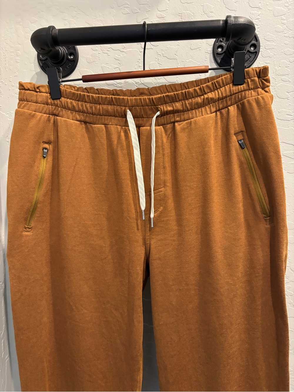 Vuori Men's Ponto Performance Drawstring Joggers in Terracotta